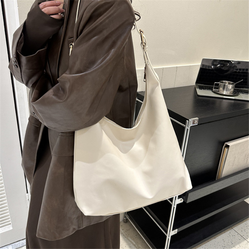 Leather Work Outfit - Bolsa de Ombro em Couro Preto